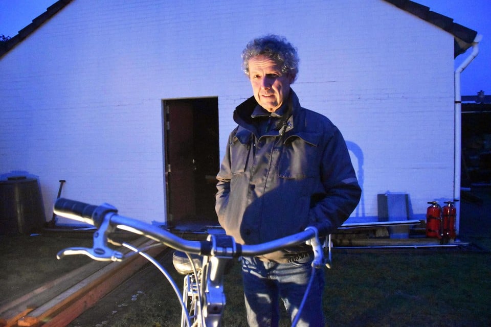 Rudi Kees toont de fiets die hij achter de inbrekers hun rug kon afsluiten. 