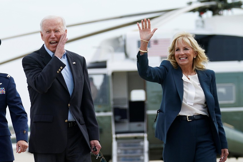 Joe en Jill Biden op weg naar Air Force One. Hopelijk is Biden goed uitgerust. Hem wachten een aantal moeilijke ontmoetingen.  