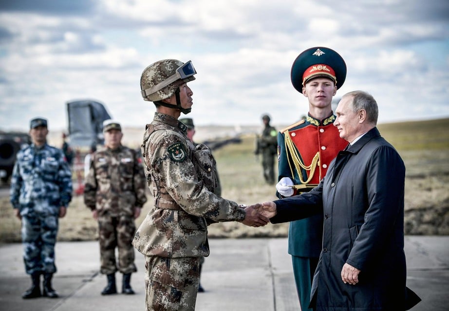 Russisch President Poetin groette in 2018 een Chinese soldaat 