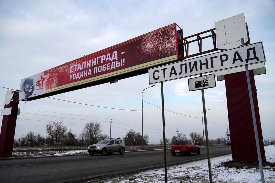 Wie Volgograd binnenrijdt, ziet nog altijd een bord met de oude naam Stalingrad erop.