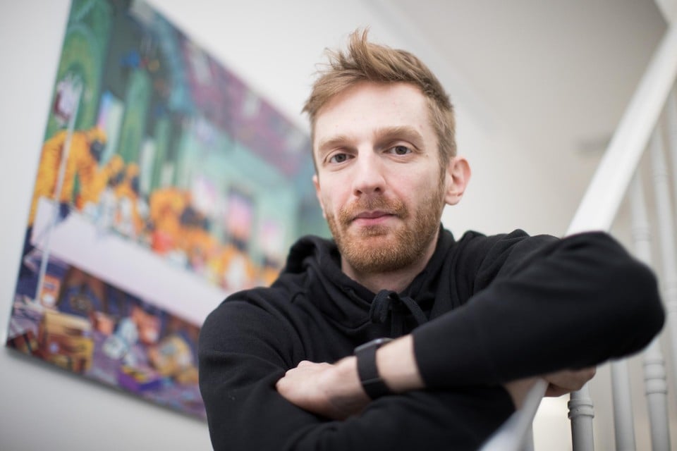 Grafisch kunstenaar Bert Dries, alias Musketon, met op de achtergrond ‘The Last Supper’, het werk waarmee zijn NFT-avontuur begon. 