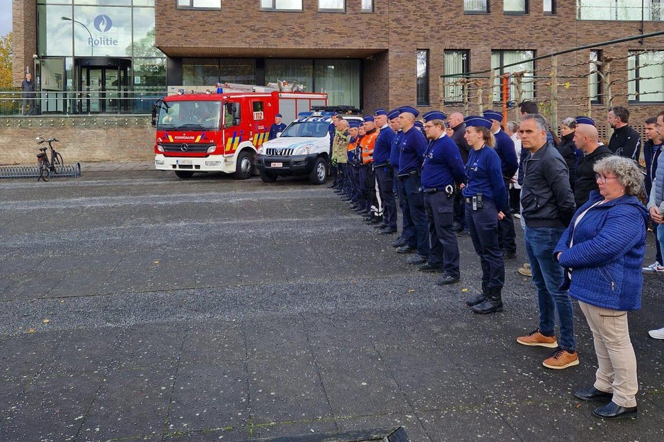 Politie en brandweer in Bilzen brengen ingetogen eerbetoon voor neergestoken Brusselse collega 