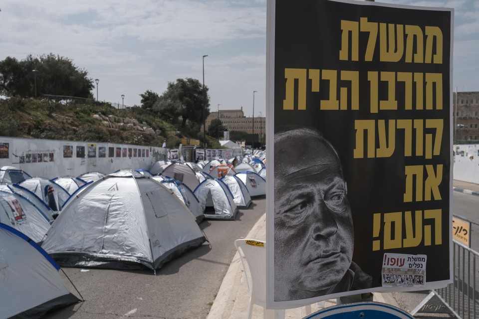 Een diverse groep actievoerders kampeert voor het Israëlische parlement.