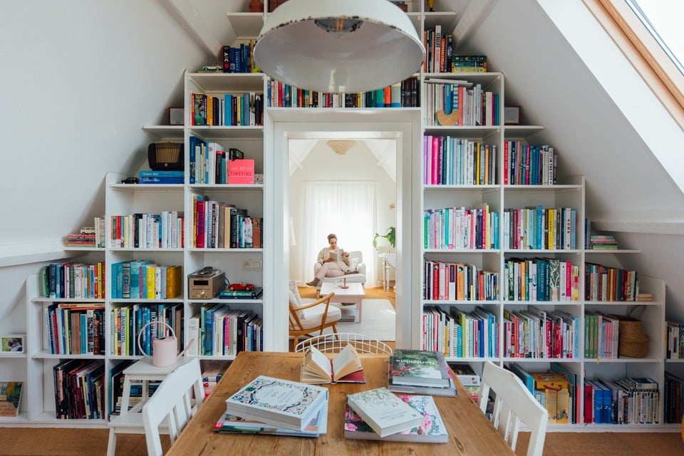 Yvonne Eijkenduijn (45) uit Lommel, blogster van Yvestown bouwde samen met haar man een eigen boekenkast. 