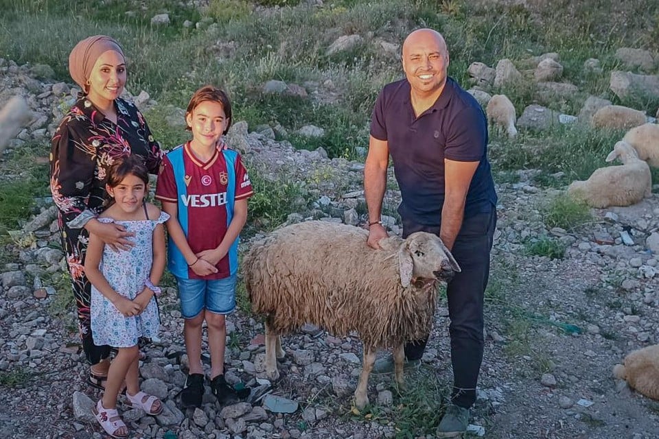 Taner Ikiz en zijn vrouw Sevgi Soytürk samen met hun kinderen Ediz en Eslem uit Heusden-Zolder vieren dit jaar het offerfeest in het land van hun roots, Turkije.  