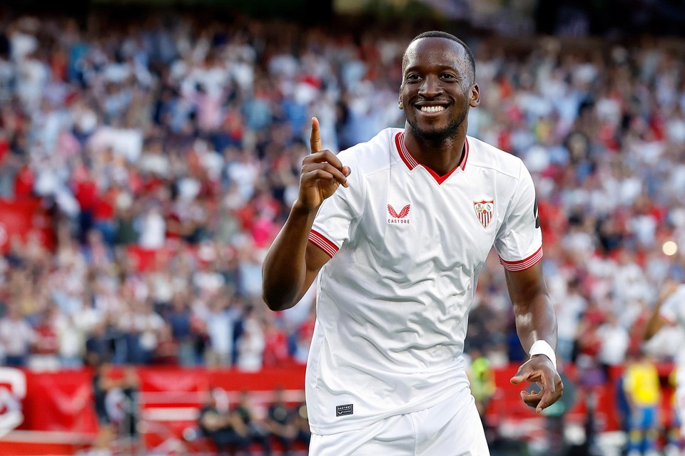 Lukebakio viert zijn eerste doelpunt voor Sevilla.
