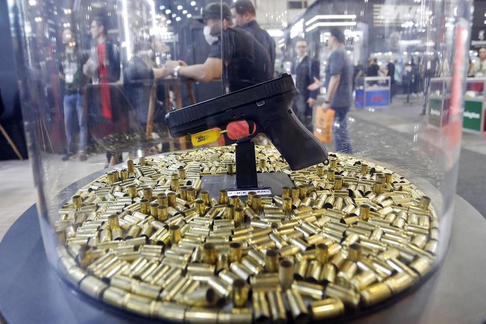 Een Glock-vuurwapen, hier geshowd op een wapenconferentie in Brazilië.