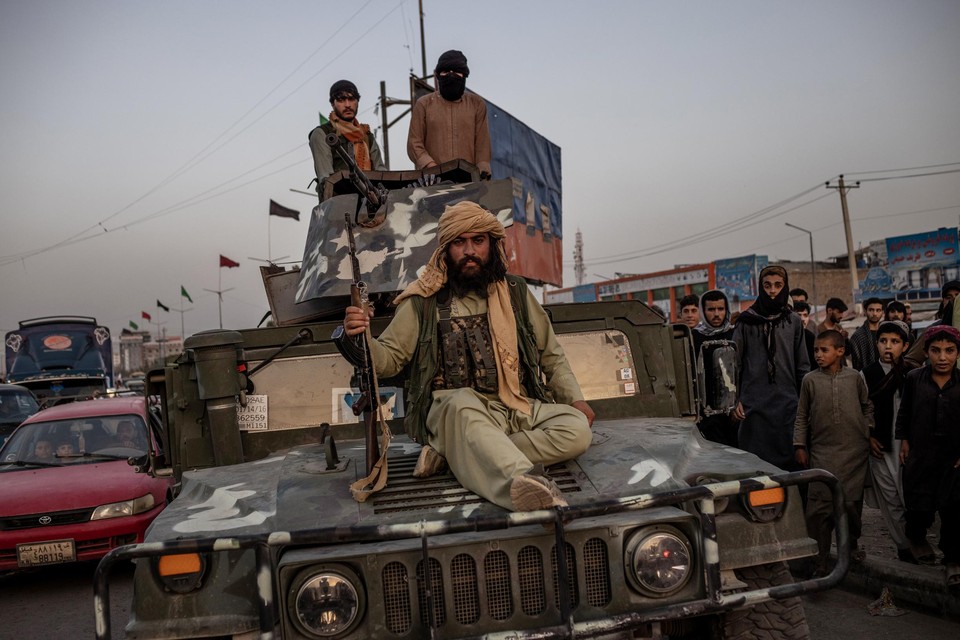 Enkele talibanstrijders op een humvee in de straten van Kaboel. 