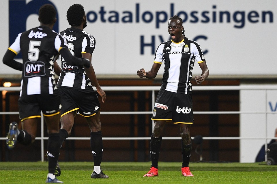 Mamadou Fall schreeuwt het uit: hij bezorgde Charleroi met een heerlijke goal zekerheid. 