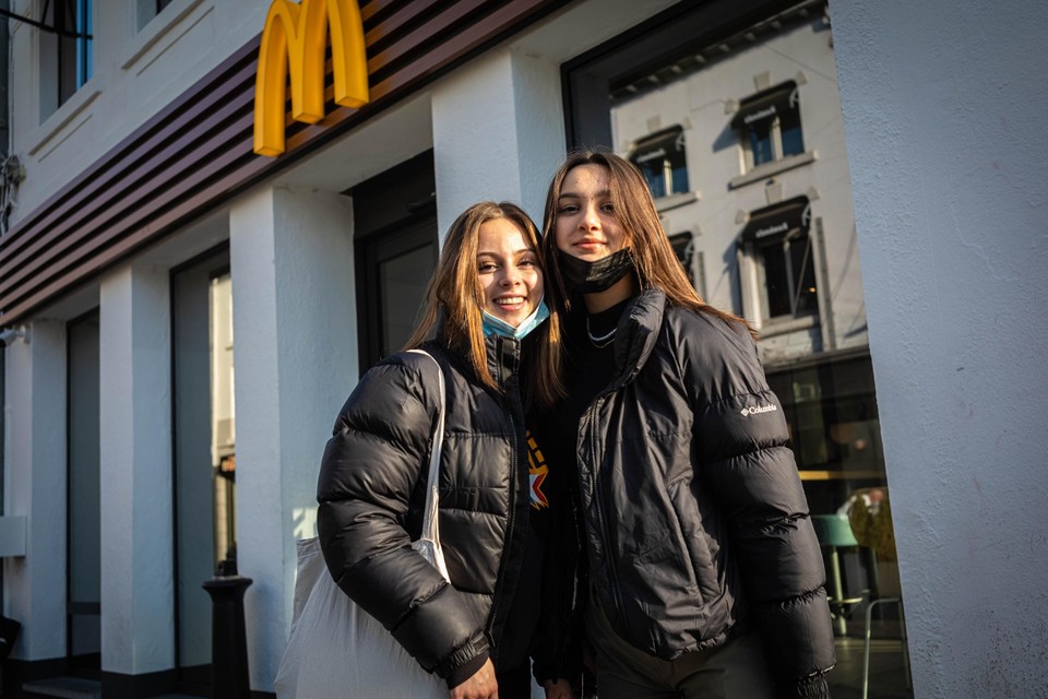 Vriendinnen Sam (links) en Nida lunchten dinsdagmiddag bij McDonald’s. “Uitzonderlijk, normaal eten we Thais, wat helaas ook niet de meest gezonde optie is”, lacht Sam. 