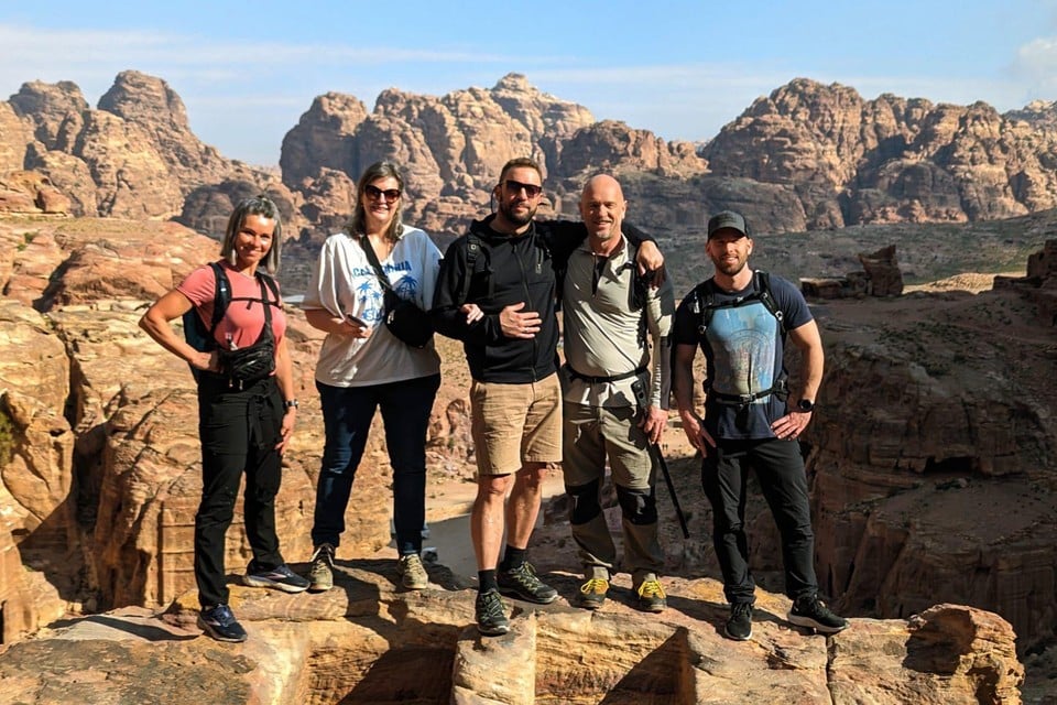 Tania Merregaert, Marijke Vrijsen, Kris Daenen, Peter Van Heuckelom en Kyan Van Heuckelom (vlnr) zijn op vakantie in Jordanië.
