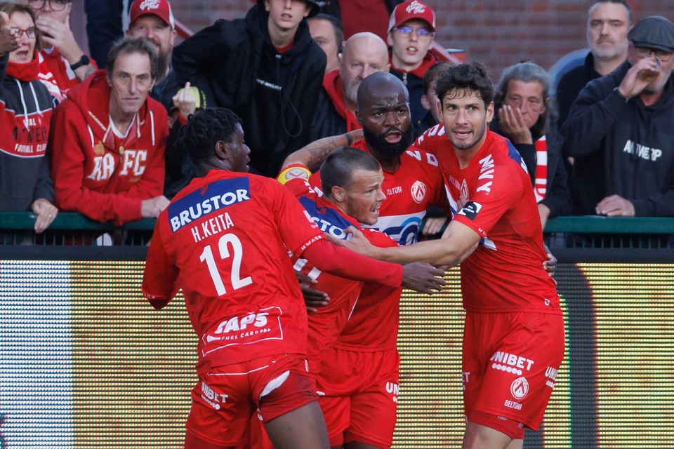 Kristof D’Haene viert een Kortrijkse goal met Keita, Lamkel Zé en Avenatti. 