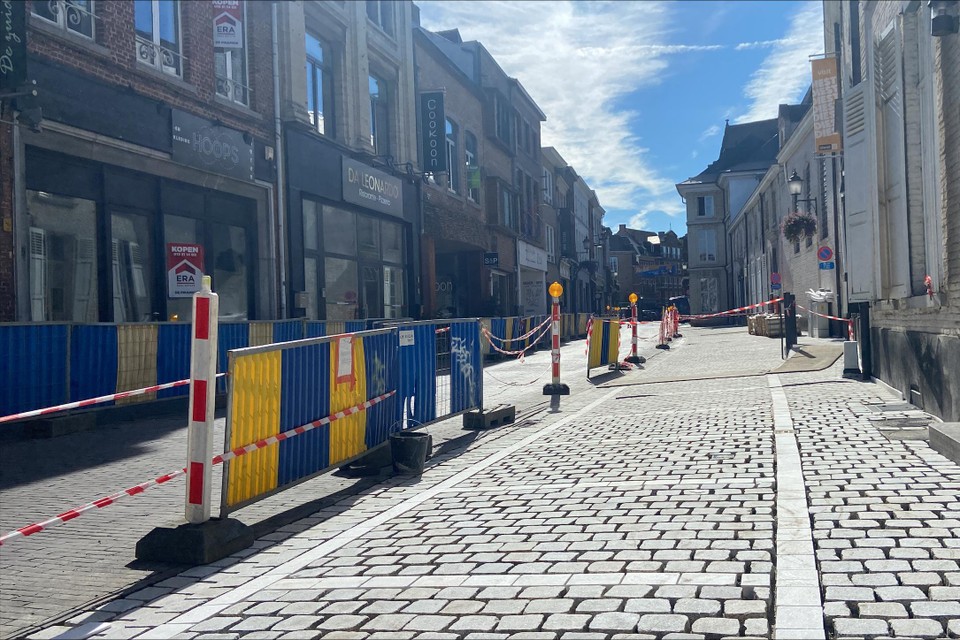 Het wegdek van de parkeerplaatsen en de voetpaden in de Koning Albertstraat wordt vernieuwd.