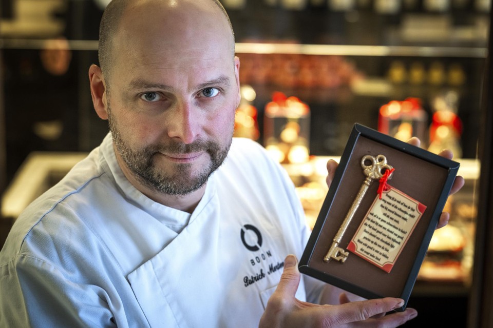 Patrick Mertens van het gerenommeerde chocoladehuis Boon in Hasselt. Hij maakt zijn letterkoekjes zelf. “Een monnikenwerk.” 