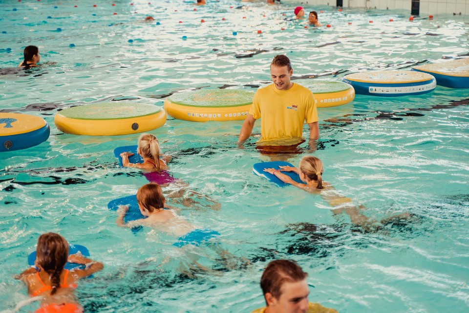 De kinderen leren vooral zichzelf redden in het water, ze kunnen nog niet zelfstandig zwemmen na de cursus. 
