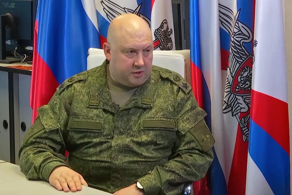 De enige reactie die Sergej Soerovikin voorlopig tegenover de Oekraïense terreinwinst kan zetten, zijn meedogenloze bombardementen. 