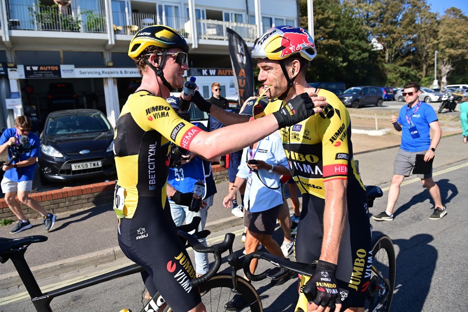 Van Hooydonck en Van Aert tijdens de o zo succesvolle Tour of Britain.