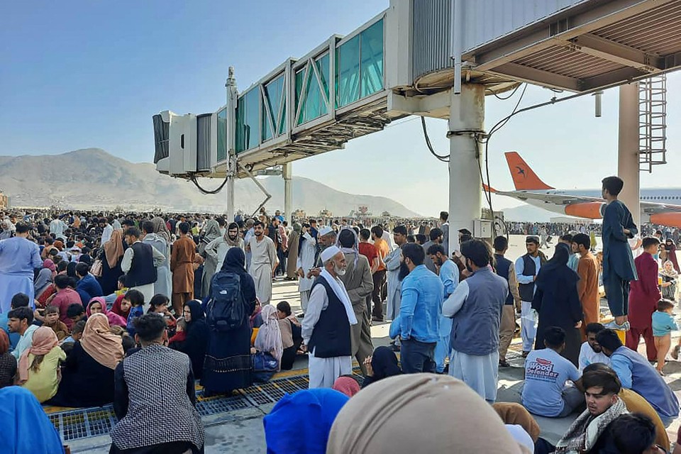 Duizenden Afghanen verzamelden op de luchthaven om het land te ontvluchten. 