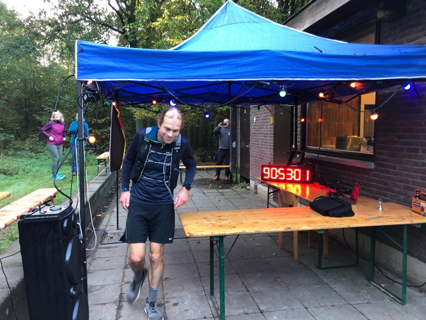 De jarige Merijn Geerts komt binnen na zijn 91ste rondje van 6,7 kilometer lopen op De Hoge Rielen. 