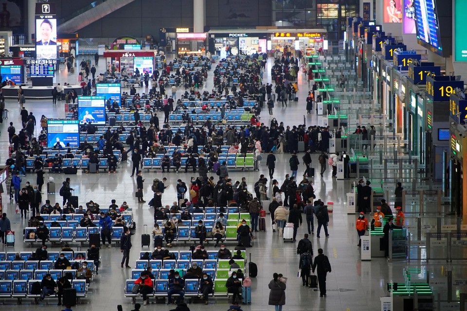Bij het begin van de vakantieperiode voor het Chinees nieuwjaar zijn luchthavens normaal volgepakt. De overheid doet er alles aan om mensen te overtuigen dit jaar niet te vertrekken uit vrees voor een nieuwe besmettingsgolf. 