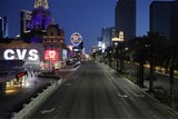 thumbnail: Zelfs de Strip in Las Vegas - zes rijvakken in elke richting - ligt er verlaten bij. 