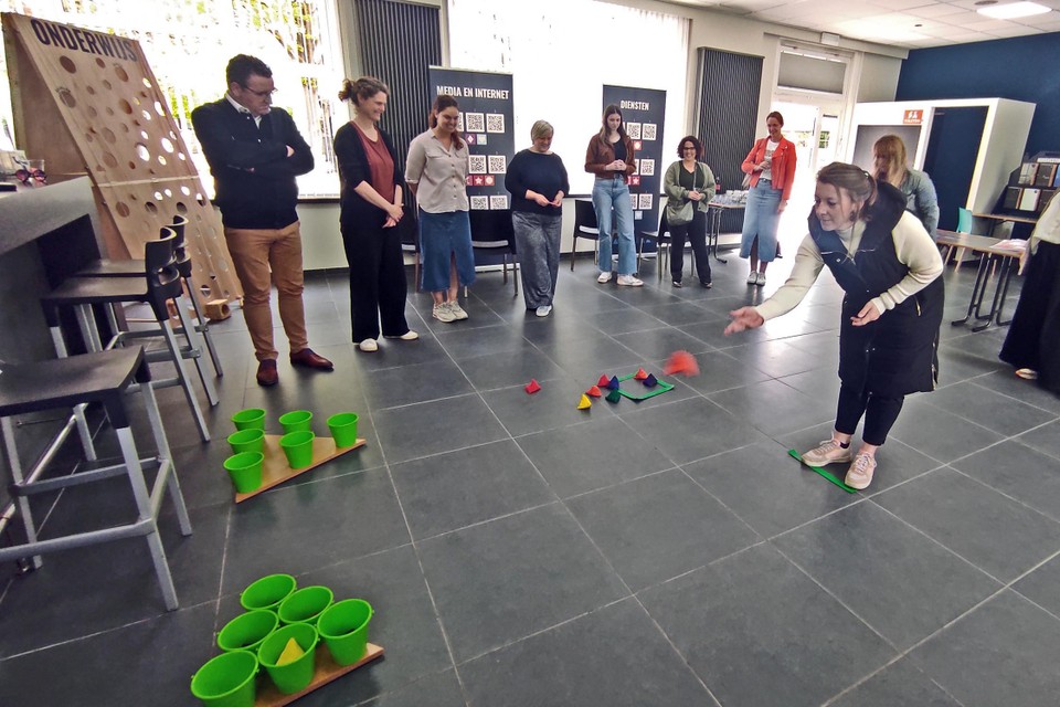Een spel laat de deelnemers ervaren hoe het is om tegen maatschappelijke obstakels te botsen.