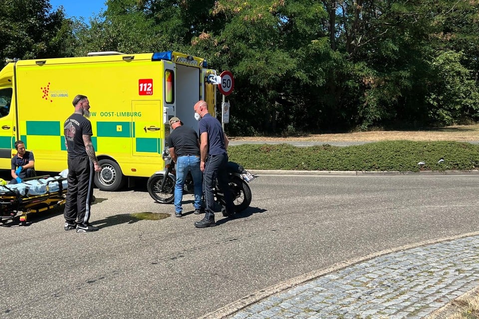 De motorrijder werd voor verzorging overgebracht naar het ziekenhuis. 