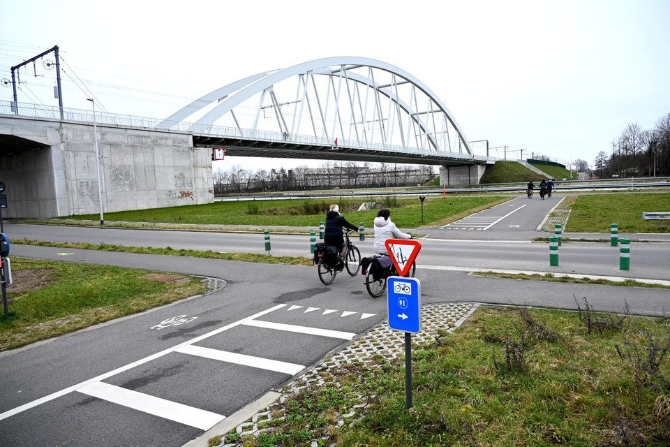 De kruising van de ‘afrit’ van de fietsbrug langs het spoor op de Nijverheidskaai is erg gevaarlijk. Fietsers krijgen er een alternatief.