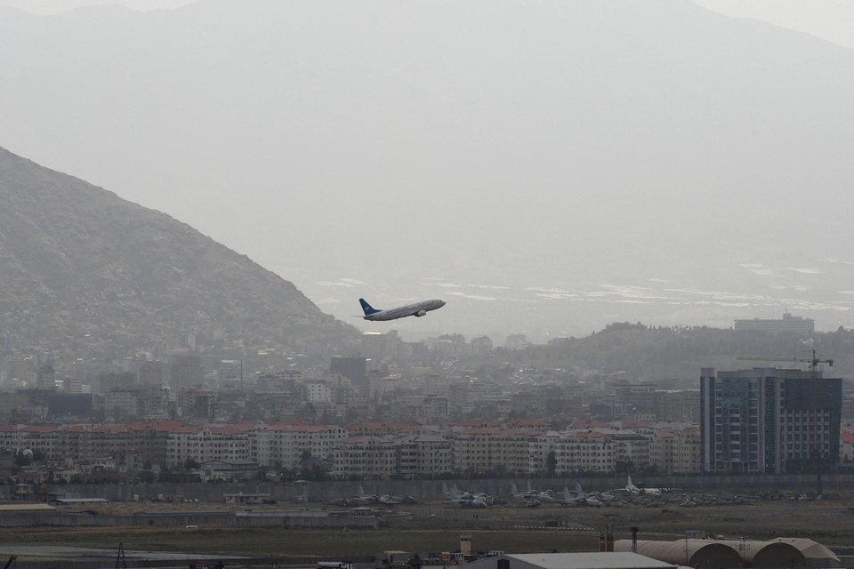 Een vliegtuig vertrekt vanop de luchthaven van Kabul. 