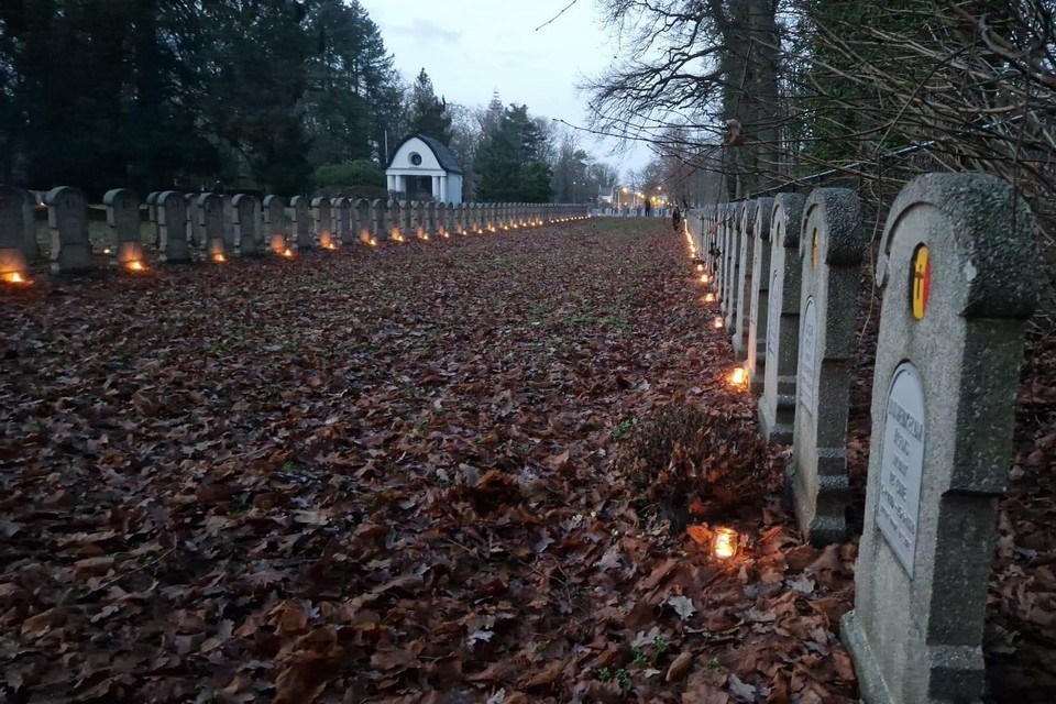 Uit respect voor de gesneuvelden werden op het Belgisch militair kerkhof  zaterdag 1.312 kerstkaarsjes ontstoken.  