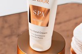 thumbnail: <P>Handcrème met -een natuurlijke UV-A bescherming - Babor - 12,50 euro. be.babor.com </P>
