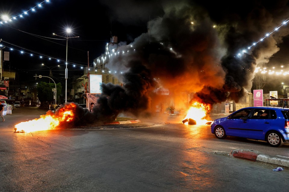 Palestijnen staken uit protest banden in brand na de dood van één persoon bij een Israëlische aanval.