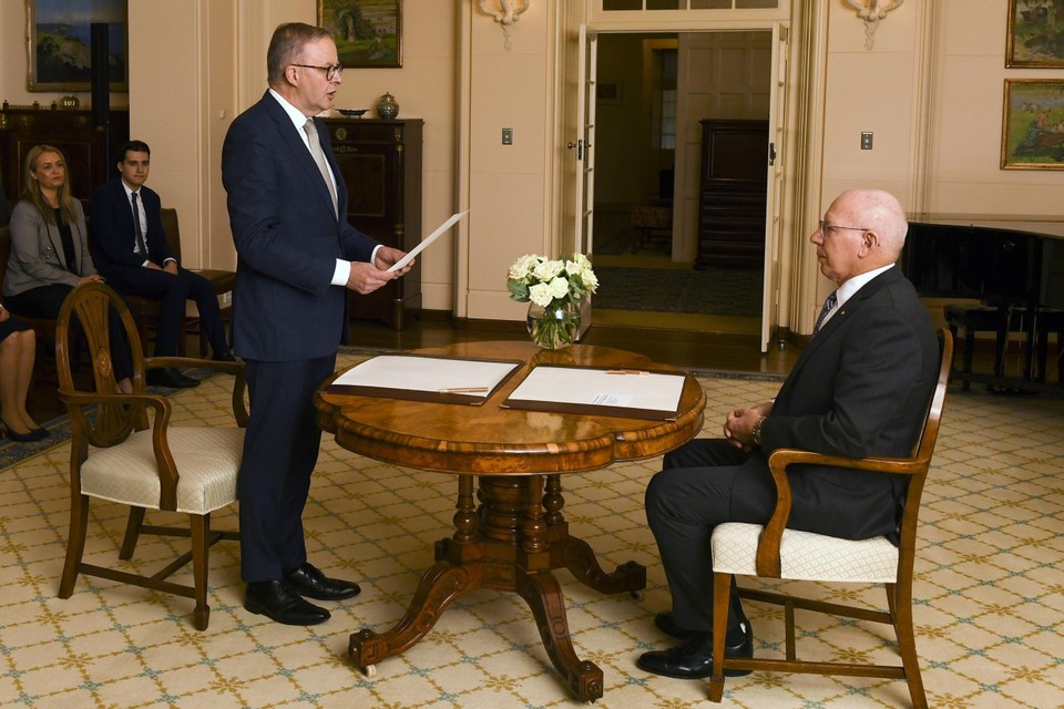 Anthony Albanese (links) wordt ingezworen door de Governor-General, de plaatsvervanger van de Britse Queen in Australië. 