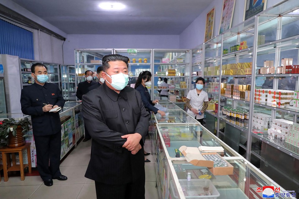 Kim Jong-un inspecteert een van de apotheken in hoofdstad Pyongyang. Volgens hem worden de medicijnen te traag verdeeld.  