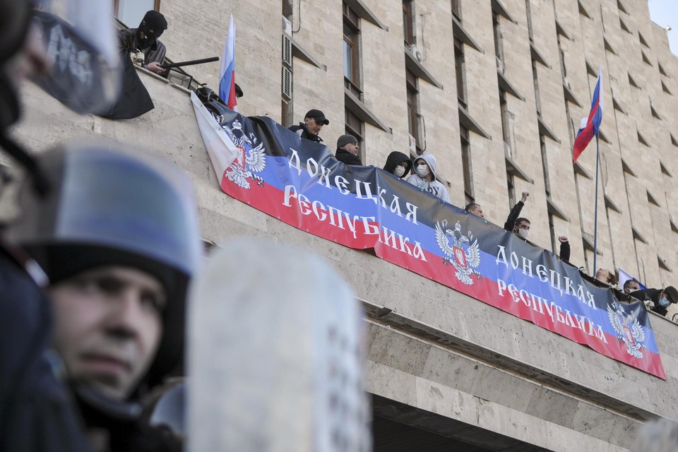 21 april 2014. Pro-Russische rebellen nemen een overheidsgebouw in de stad Donetsk.