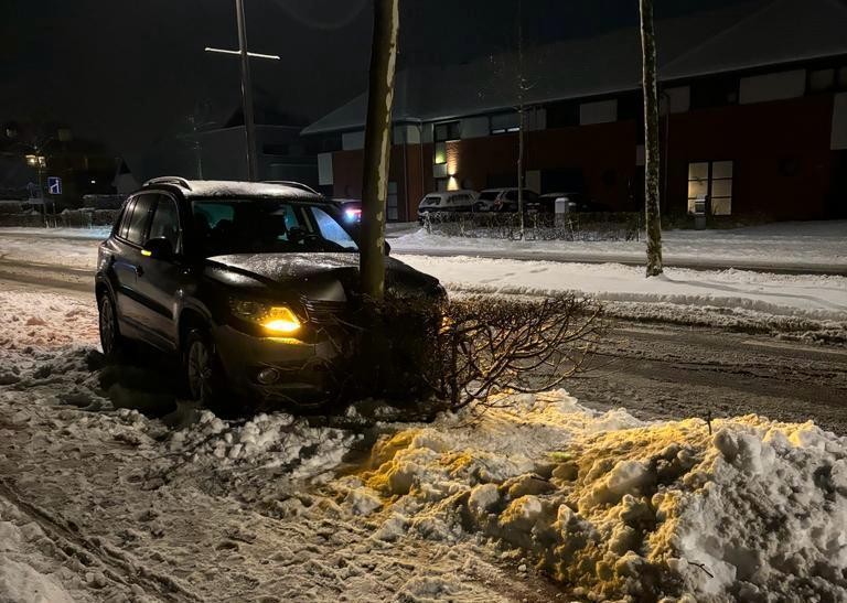 In Hasselt botste een auto tegen een paal.