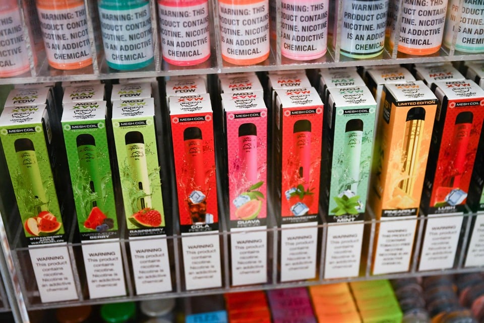 Kleurige verpakkingen en frivole smaakjes voor een product dat - zeker voor jongeren - bij kan dragen aan gezondheidsschade. 