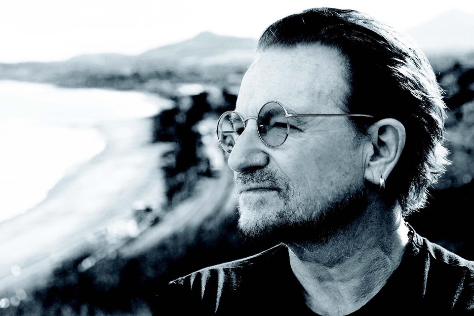 Zanger Bono heeft zijn levensverhaal op papier gezet. 