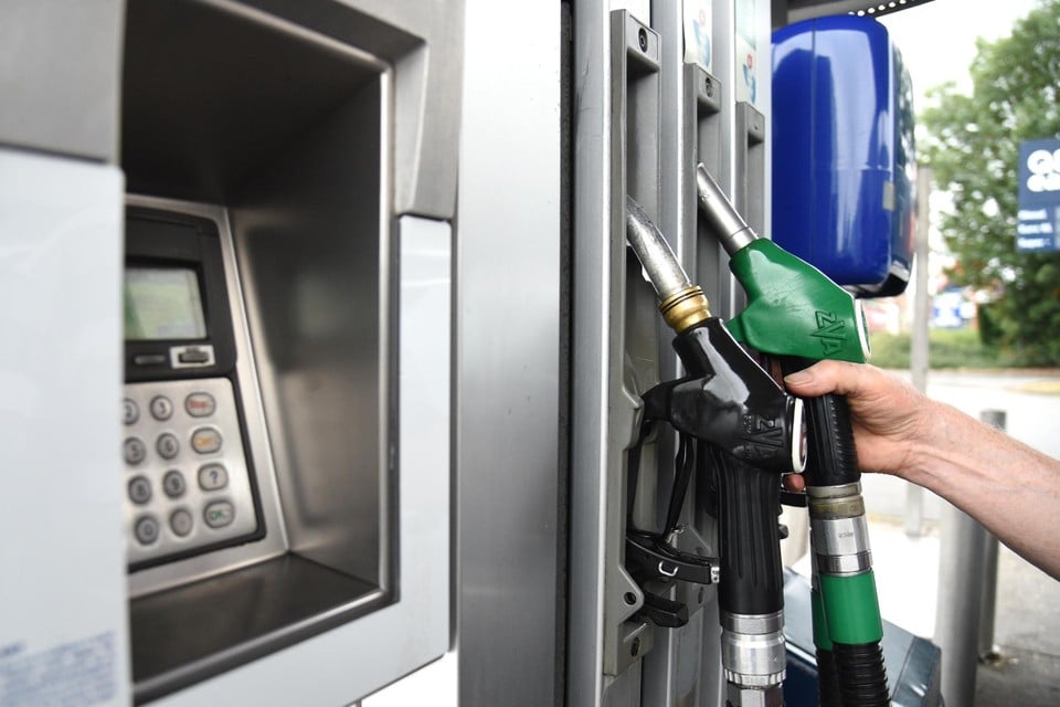Een liter benzine wordt dinsdag 6,7 cent per liter minder duur. 