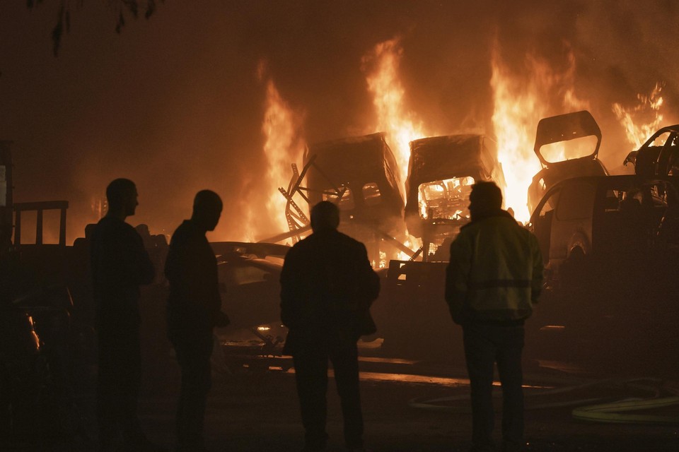 Bij de hevige brand in het takelbedrijf op Stadsheide ging een dertigtal auto’s in vlammen op.