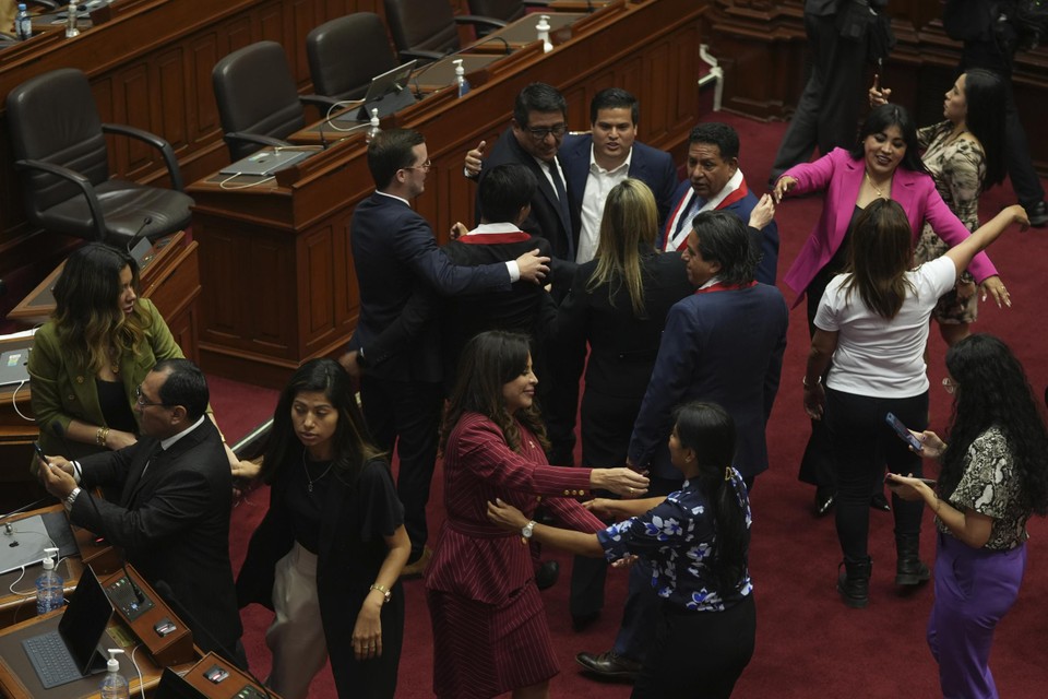 Parlementsleden vielen elkaar in de armen na de stemming. 