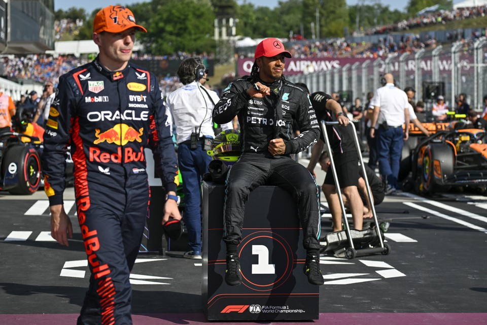 Een sip kijkende Max Verstappen ziet Lewis Hamilton op 1 zitten.