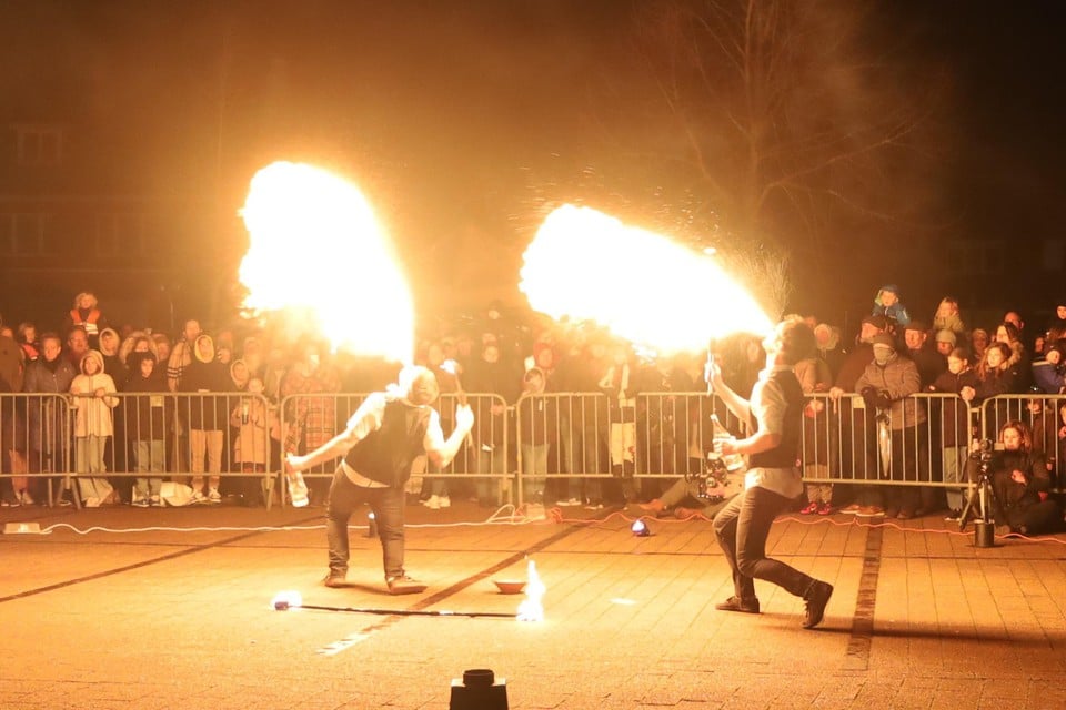 In Oudsbergen trakteerden vuurspuwers de inwoners op een wervelende show tijdens de gemeentelijke nieuwjaarsreceptie. 