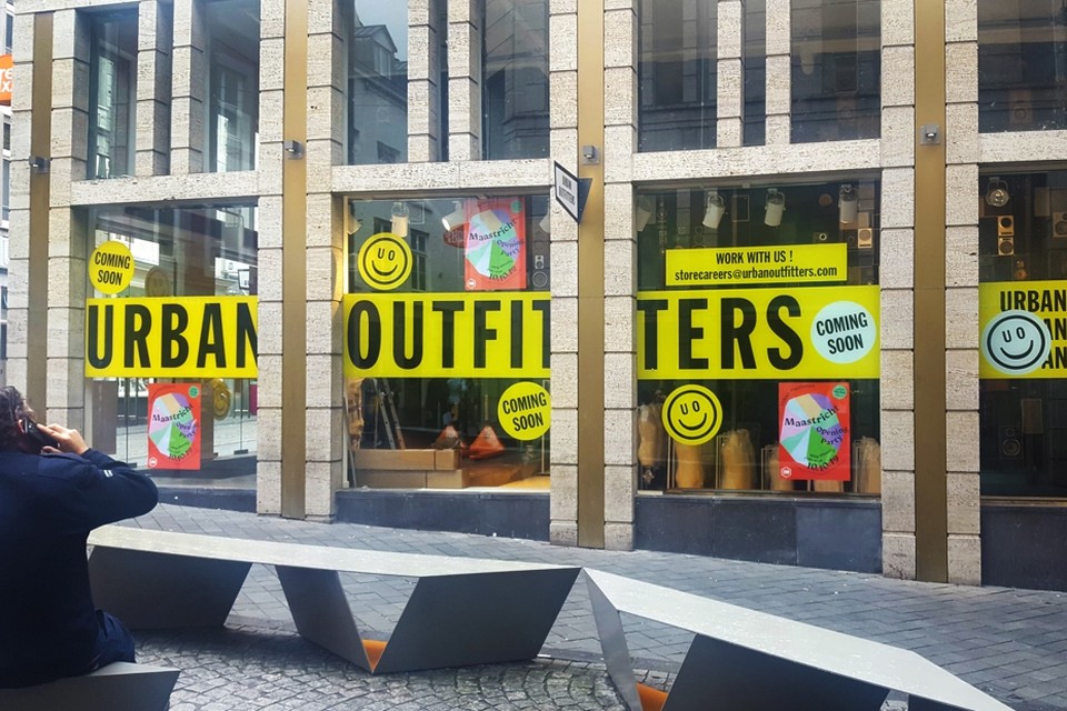 Excursie Kapper Golven Populaire kledingwinkel Urban Outfitters komt naar Maastricht | Het Belang  van Limburg Mobile
