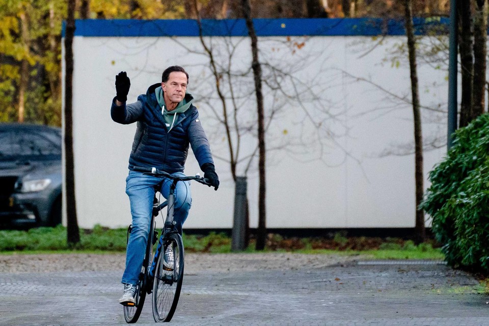 Premier Rutte met de fiets naar het overleg 