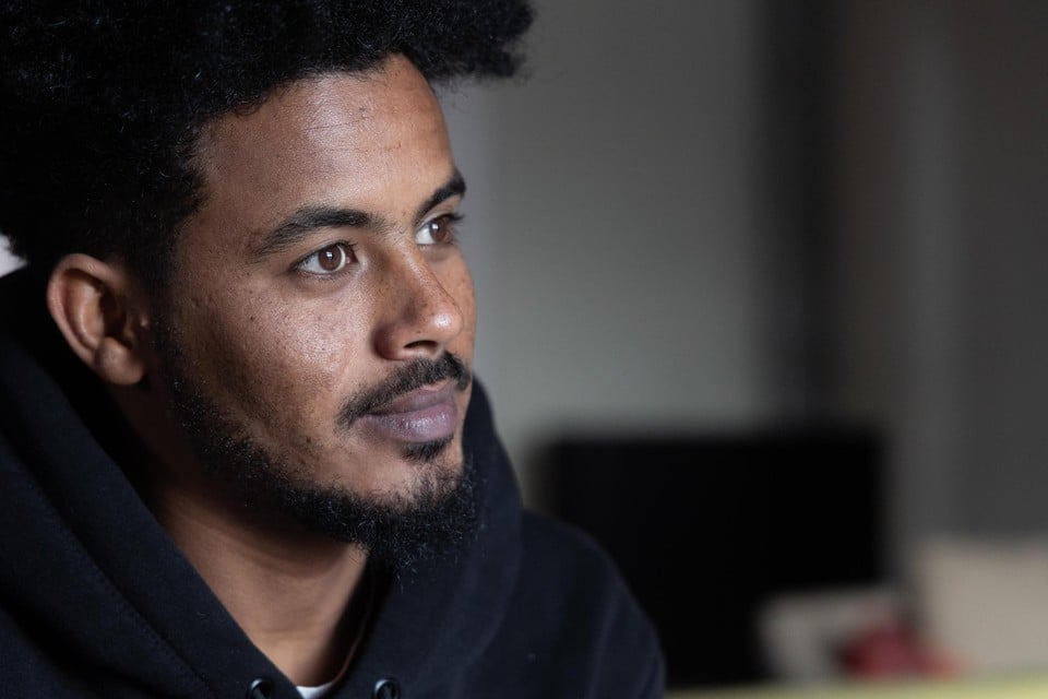 Yonas Habte (26) ontvluchtte zijn thuisland Eritrea omdat hij er “in gevaar was”. Hij is erkend als vluchteling maar zit nog altijd in het asielcentrum van Lommel, omdat hij geen woning vindt.