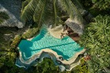 thumbnail: Op een van de grootste privé-eilanden van Fiji vinden we meteen ook de mooiste strandsuite. Je enige buren op het  COMO Laucala Island Resort? De wilde dieren, de échte bewoners van deze groene omgeving. 