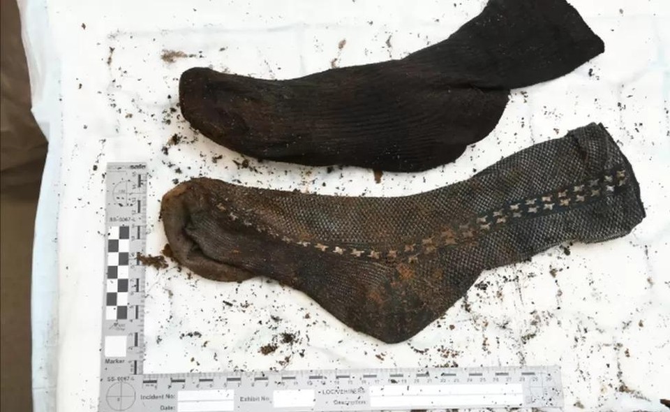 Bij het lichaam werden ook twee sokken aangetroffen die niet van het slachtoffer waren.