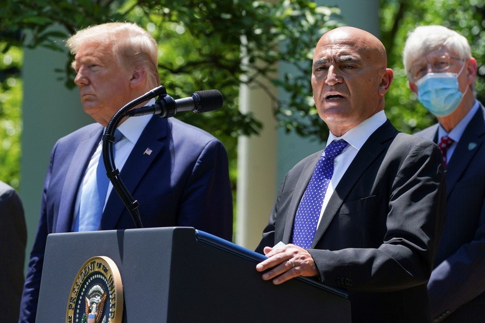 Moncef Slaoui werd op de persconferentie geflankeerd door president Donald Trump. 