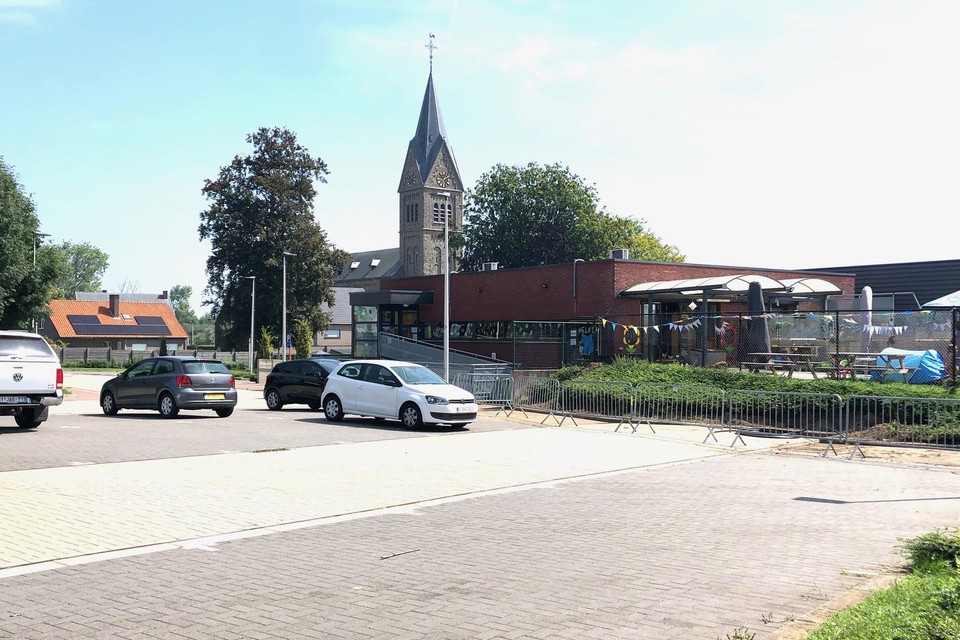 De nieuwe klaslokalen voor de kleuters komen op de parking achter OC Berenhof in Veldwezelt.